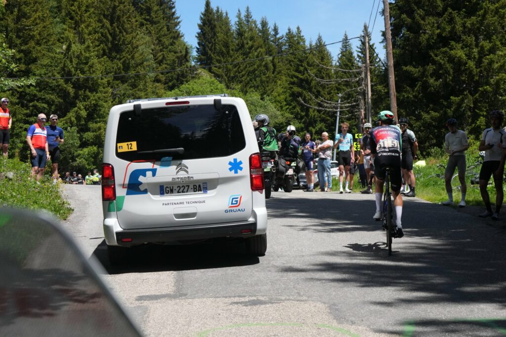 Paul Seixas abandonne le Tour Auvergne-Rhône-Alpes en raison de problèmes de santé.