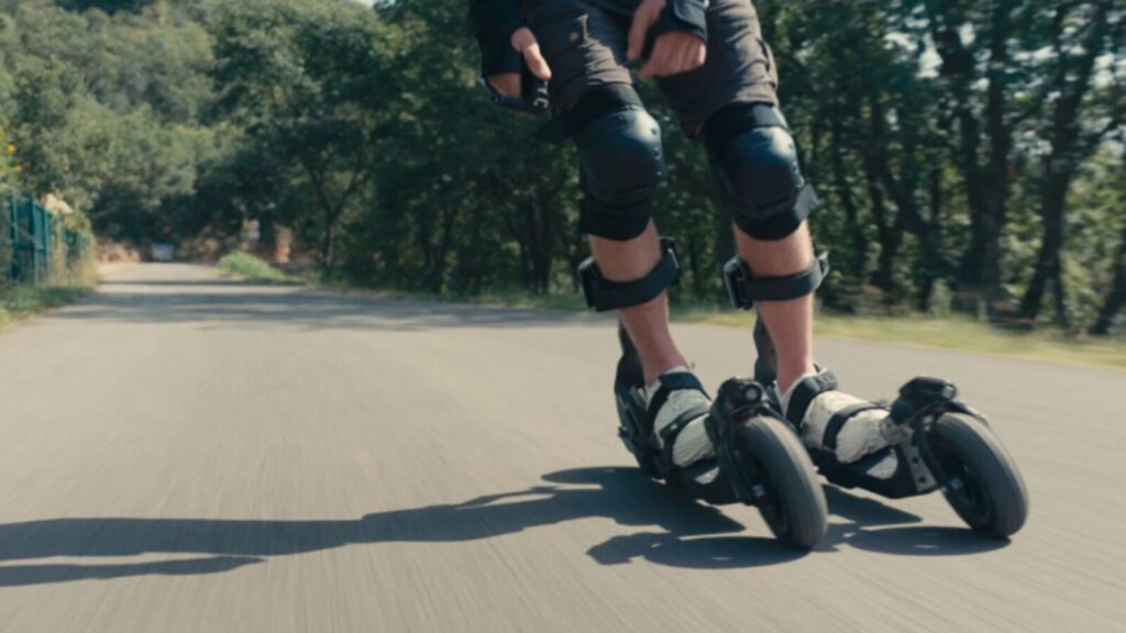 Des skis électriques permettent de skier sur tout terrain, même sans neige.