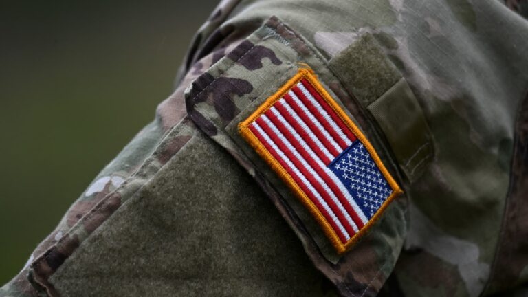 Les États-Unis frappent des cibles en Iran après l’attaque d’un navire dans le détroit d’Ormuz.