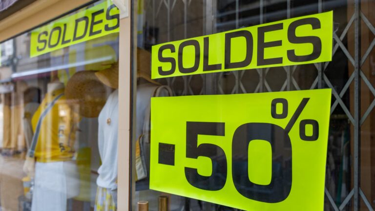 Le gouvernement prolonge les soldes d’été pour soutenir les petits magasins face à la canicule.