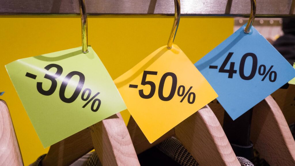 Canicule et soldes : les commerces indépendants confrontés à la montée des ventes en ligne.
