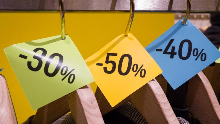 Canicule et soldes : les commerces indépendants confrontés à la montée des ventes en ligne.