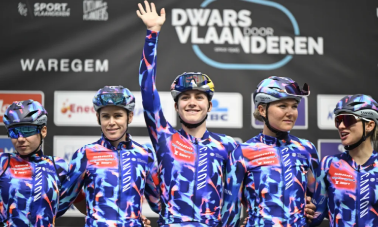 Zoe Bäckstedt remporte la 3e étape du Tour de Suisse Femmes au sprint.