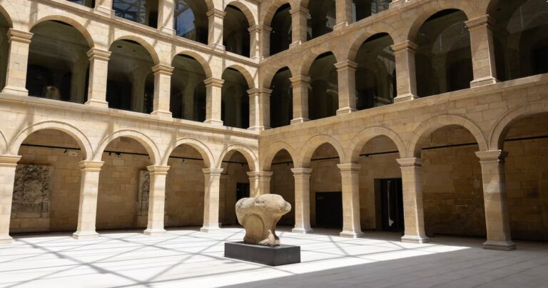 Bilbao, laboratoire culturel en mouvement, attire des artistes et institutions internationales.