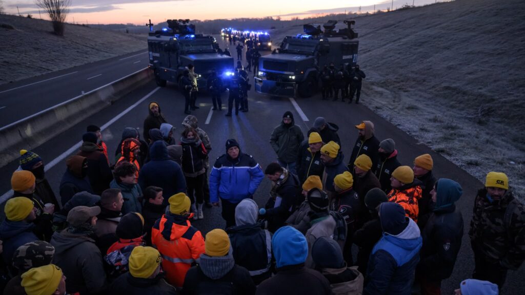 Barrages érigés par des agriculteurs autour de Toulouse malgré l’interdiction préfectorale