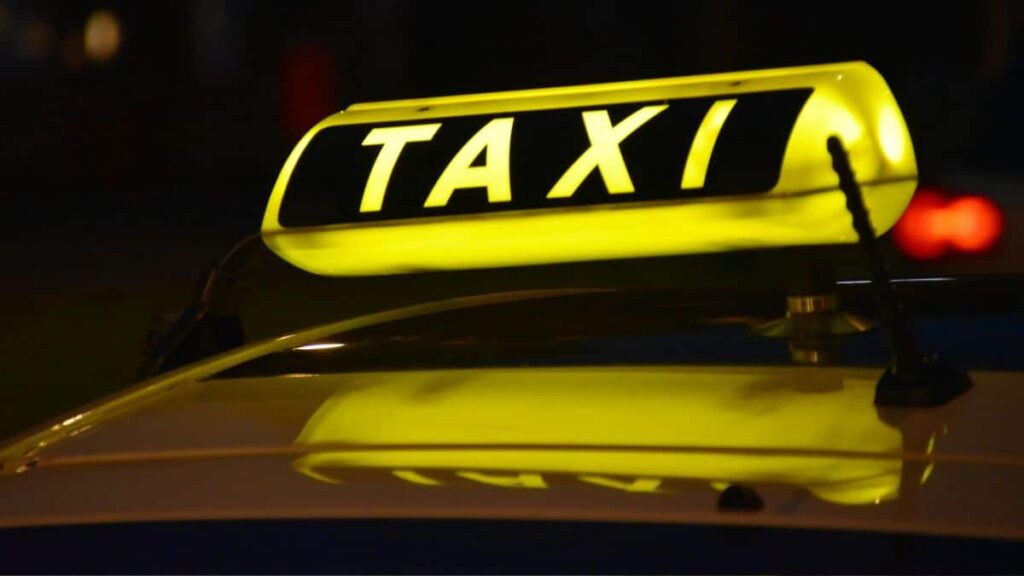 Un rappeur marocain offre 75.000 dollars à un taxieur algérien aux États-Unis.