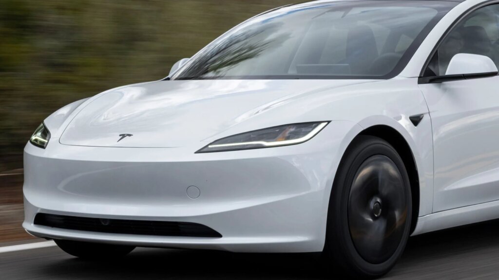 Accident mortel au Texas : Tesla et le conducteur échangent des accusations.