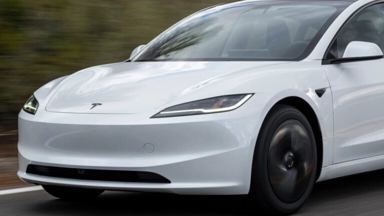 Accident mortel au Texas : Tesla et le conducteur échangent des accusations.