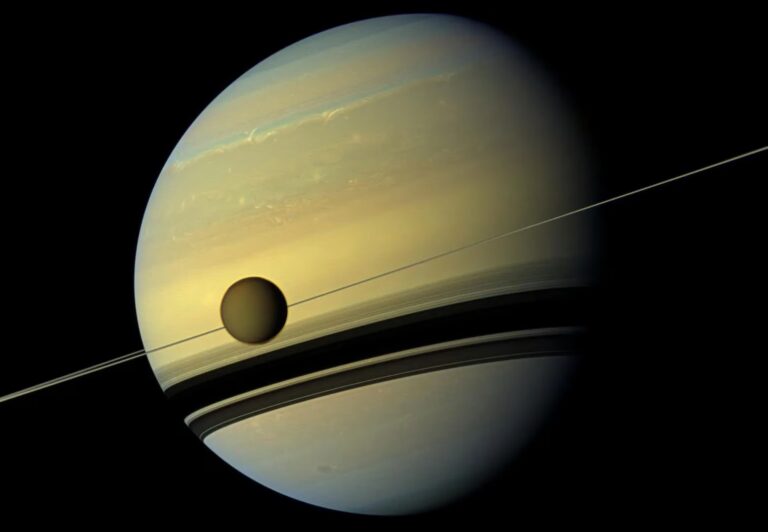 Le télescope James-Webb détecte une molécule inconnue sur Titan et Pluton.