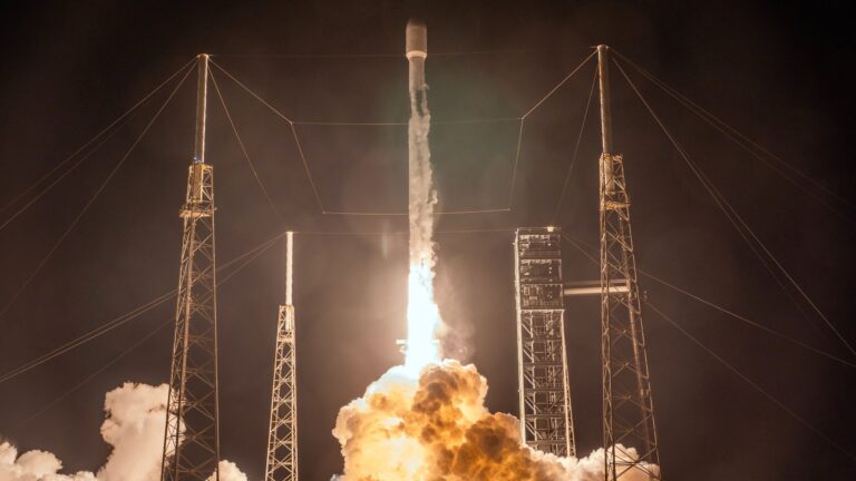 SpaceX lance un satellite SiriusXM de 15 000 livres en orbite depuis la Floride.