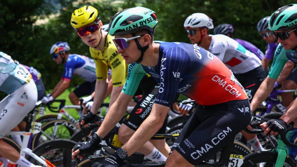 Van Aert remporte la 5e étape du Tour Auvergne-Rhône-Alpes, Baudin conserve le maillot jaune.