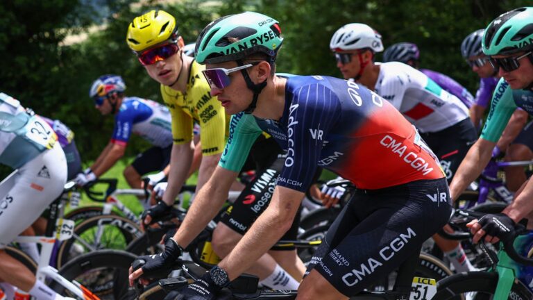 Van Aert remporte la 5e étape du Tour Auvergne-Rhône-Alpes, Baudin conserve le maillot jaune.