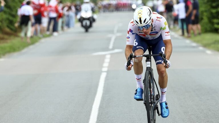 Tour de France 2026 : Bernaudeau présente la composition de TotalEnergies et critique le marché des transferts.