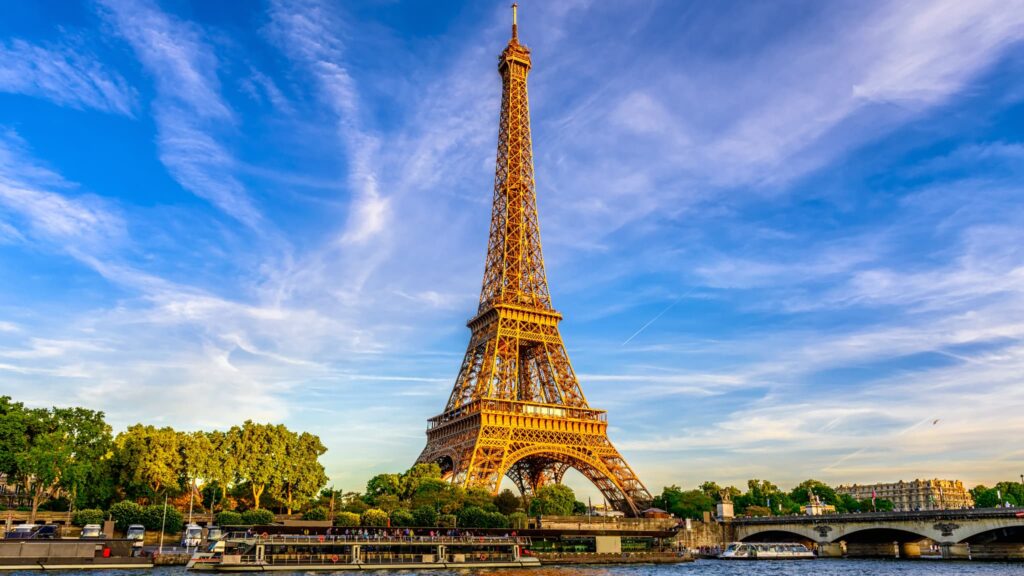 Paris désignée comme la destination préférée des Français pour les festivités de Noël.