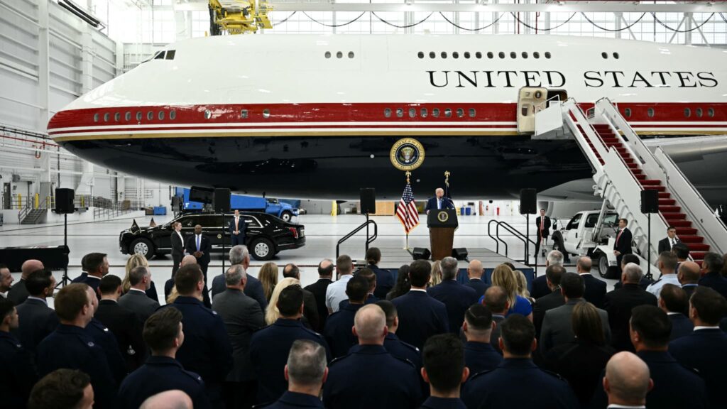Donald Trump présente un nouvel Air Force One de luxe offert par le Qatar.