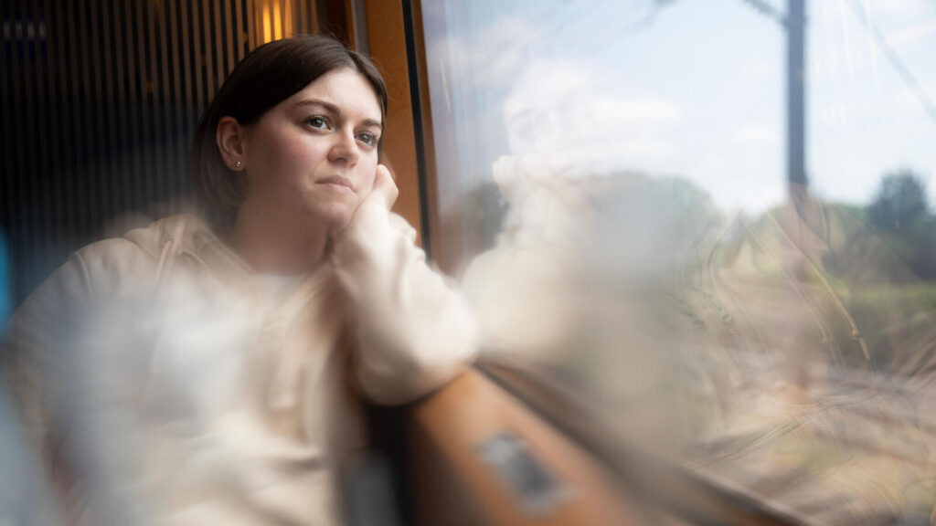 Les jeunes privilégient le train pour ses avantages écologiques et pratiques.