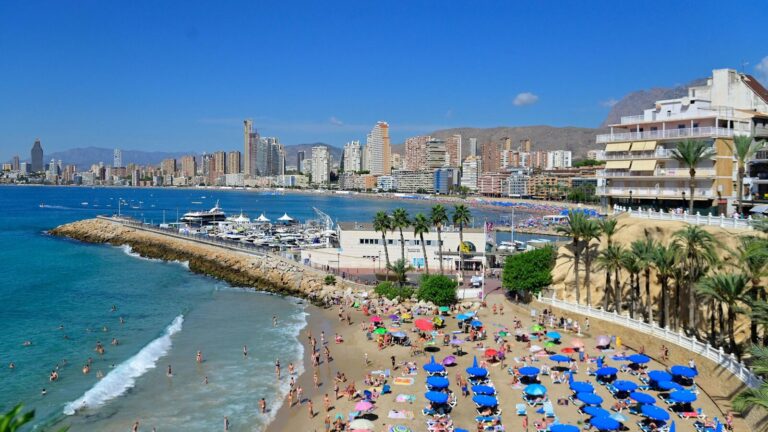 Prix des locations et transports : la période optimale pour réserver ses vacances d’été en France.