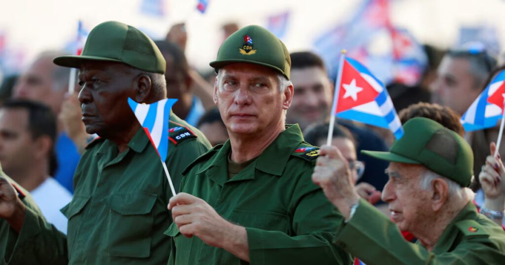 Cuba adopte des réformes économiques vers un modèle de marché.