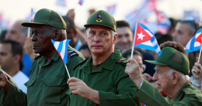 Cuba adopte des réformes économiques vers un modèle de marché.
