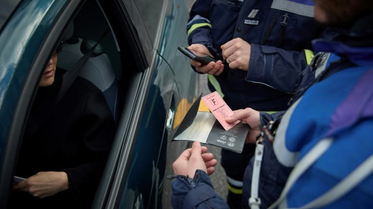 Deux policiers blessés par une automobiliste lors d’un contrôle dans les Alpes-Maritimes, enquête ouverte.