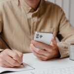 Smartphones personnels au travail : tensions entre dirigeants et employés sur leur usage.