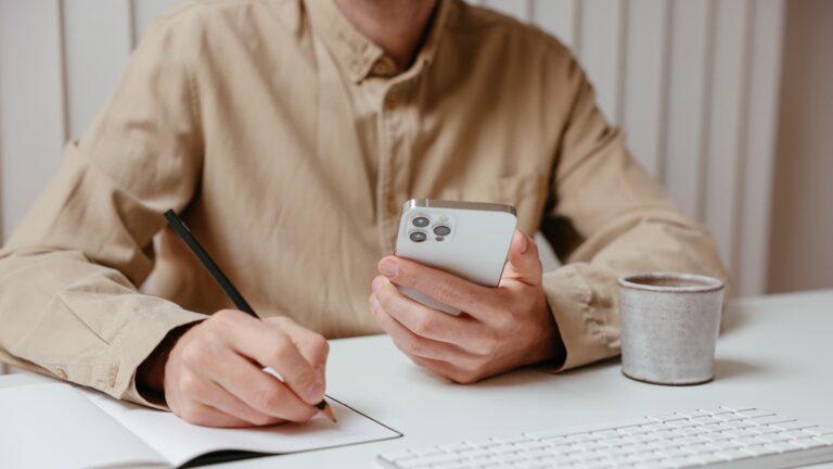 Smartphones personnels au travail : tensions entre dirigeants et employés sur leur usage.