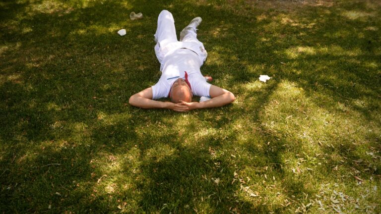 Le ministre du Travail envisage la sieste pour faire face aux fortes chaleurs en France.