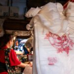 Flambée de 60% des prix des sacs plastiques en Asie : les commerçants en difficulté face aux plaintes des clients.