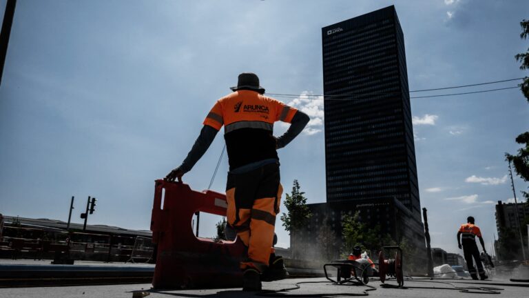 Canicule : 39 degrés dans les bureaux entraînent une chute de productivité des employés.