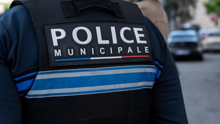 Un policier municipal se suicide avec un fusil de chasse à Toulon, enquête ouverte.