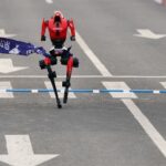 Un robot humanoïde établit un nouveau record du semi-marathon à Pékin en 50 minutes 26 secondes.