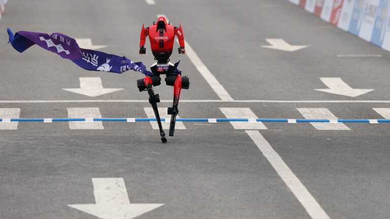 Un robot humanoïde établit un nouveau record du semi-marathon à Pékin en 50 minutes 26 secondes.