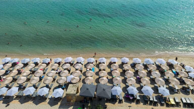 62% des Français prévoient des vacances d’été avec un budget moyen de 1.748 euros, en baisse.