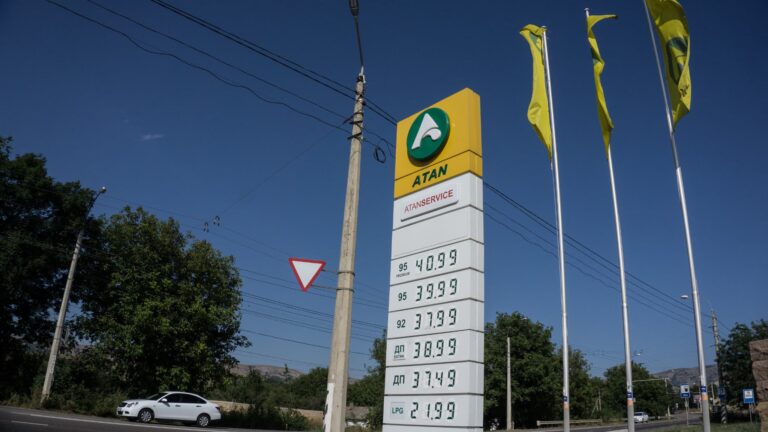 Crimée suspend la distribution de carburant après attaques de drones ukrainiens sur infrastructures pétrolières.