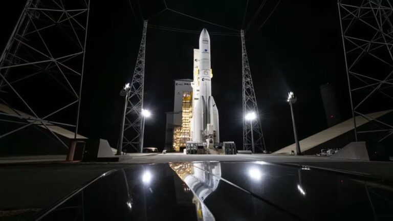 Ariane 6, la fusée européenne, prête pour son lancement dans sa version la plus puissante.