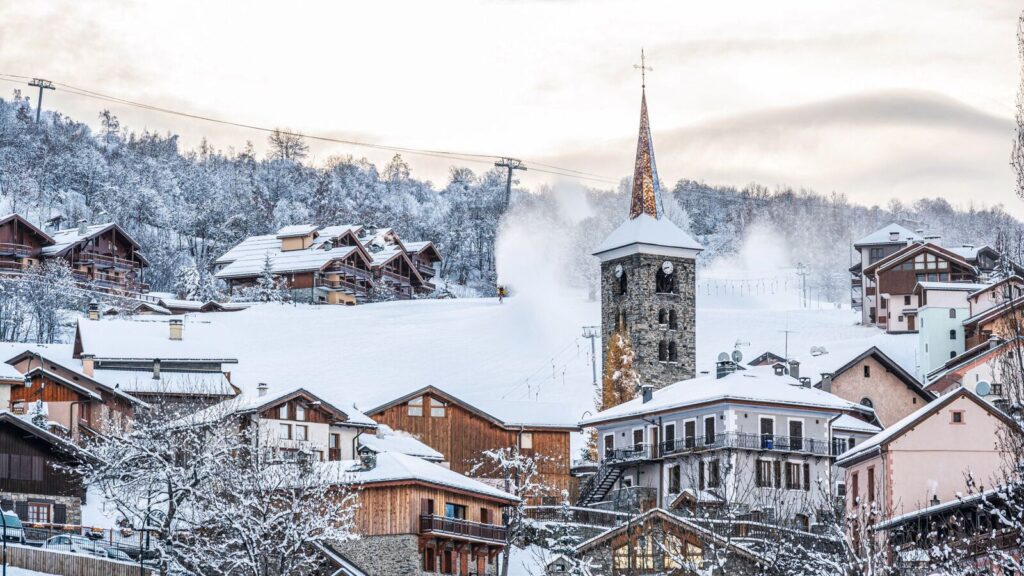 Savoie : stations de ski et hôtels de luxe favorisent le tourisme hivernal.