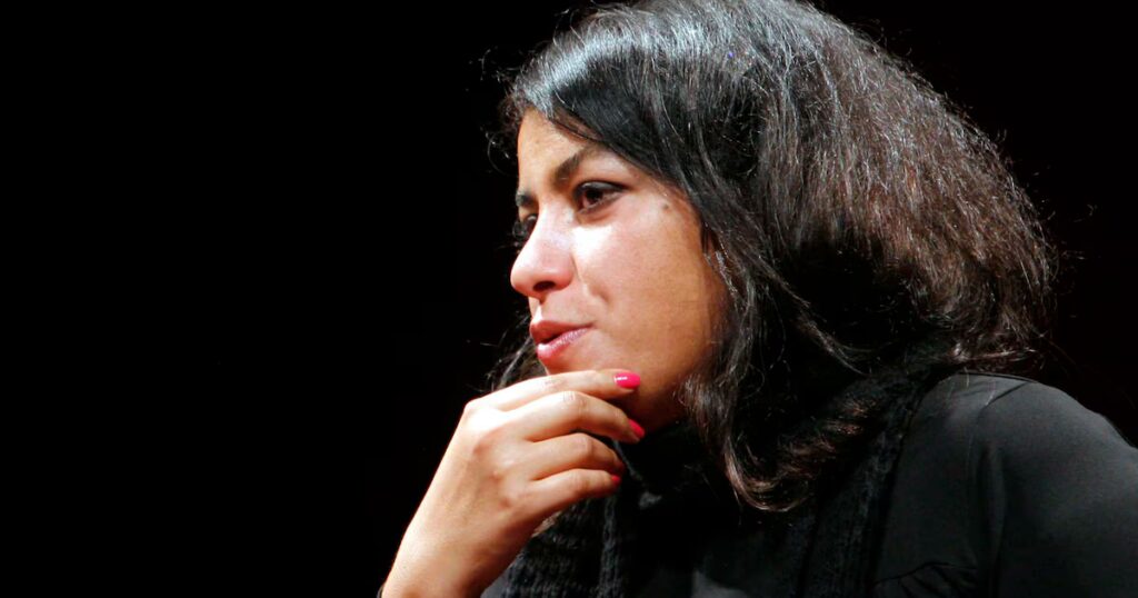 Marjane Satrapi évoque son expérience de l’exil et sa souffrance personnelle.