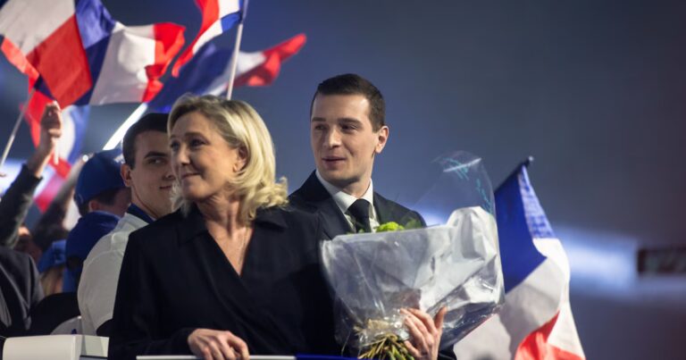 Guerre des clans au RN : Jordan Bardella et Marine Le Pen en désaccord sur la stratégie.