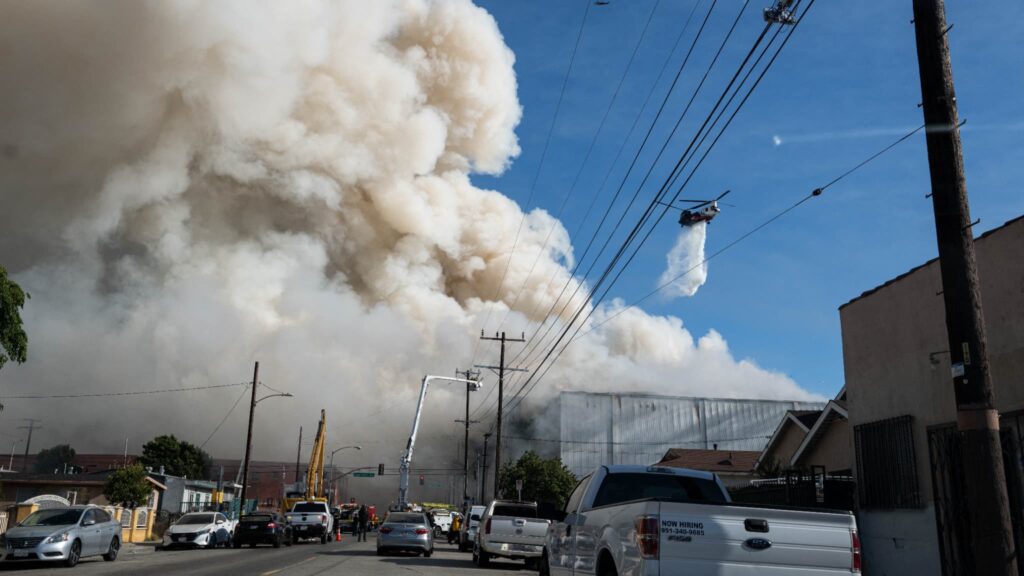 Incendie d’un entrepôt de produits surgelés à Los Angeles, odeur de fumée dans la ville.
