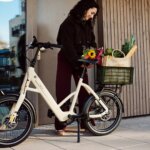 Un vélo électrique compact réduit l&rsquo;utilisation de la voiture dans les zones urbaines.