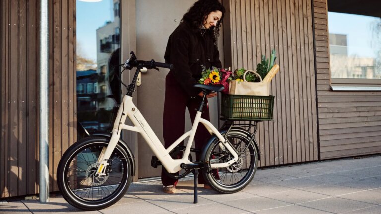 Un vélo électrique compact réduit l’utilisation de la voiture dans les zones urbaines.