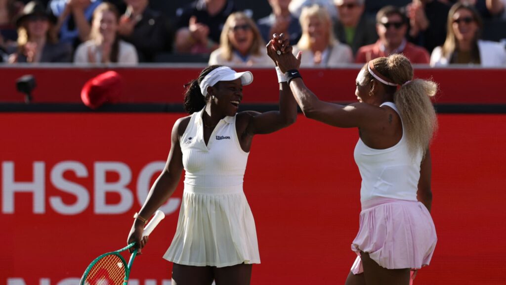 Serena Williams remporte son premier match en double au Queen’s après quatre ans d’absence.