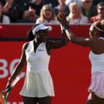 Serena Williams remporte son premier match en double au Queen’s après quatre ans d’absence.