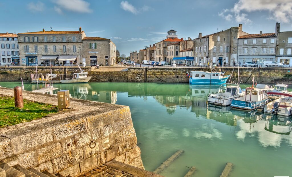 Un village de Charente Maritime démontre le potentiel de l’île de Ré pour des vacances paisibles.