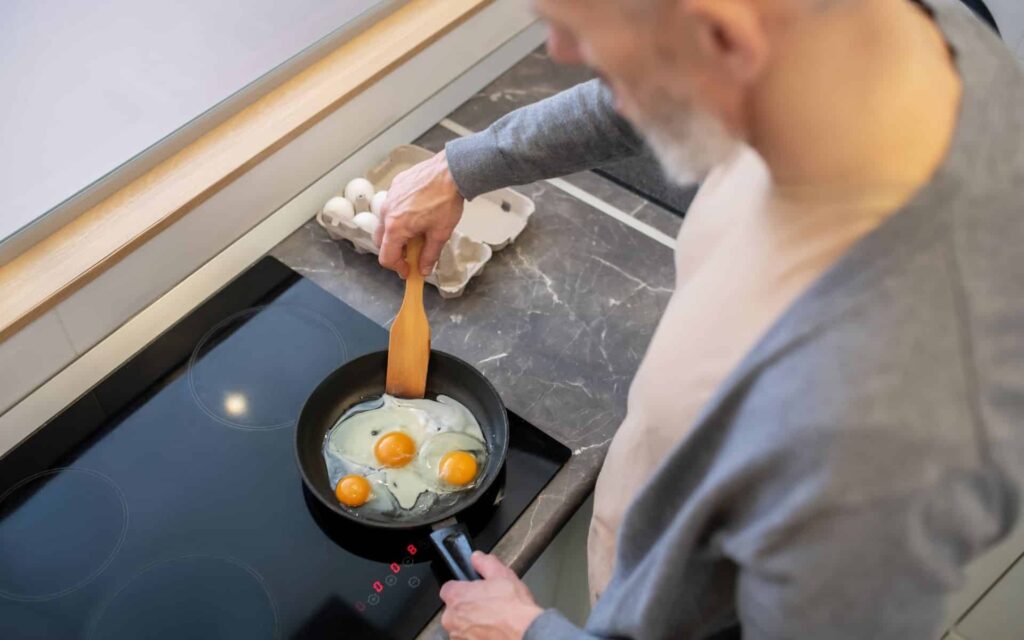Manger des œufs le matin aide à réduire la faim jusqu’à midi, selon une étude.