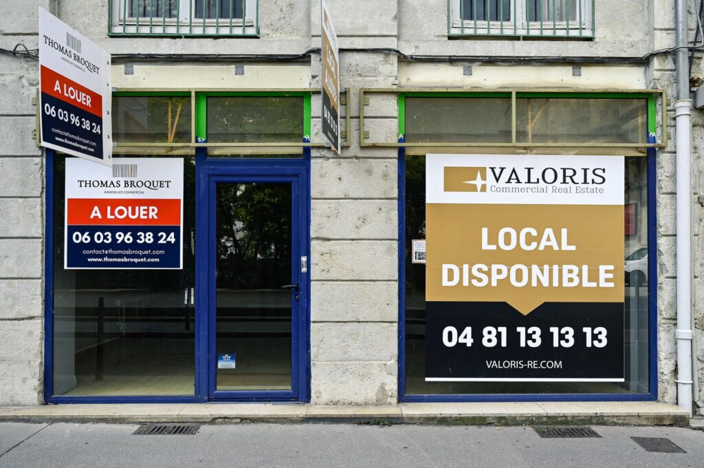 LES VITRINES VIDES À 4 000 EUROS PAR MOIS : LE GÉNIE IMMOBILIER FRANÇAIS