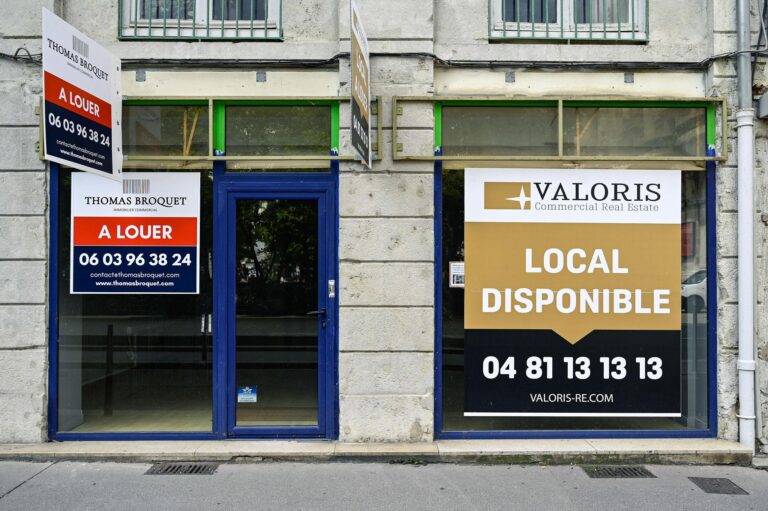 LES VITRINES VIDES À 4 000 EUROS PAR MOIS : LE GÉNIE IMMOBILIER FRANÇAIS