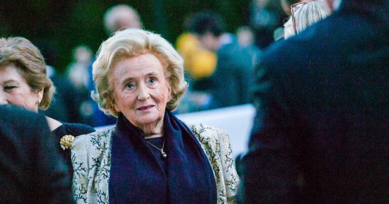 Bernadette Chirac et son « look mémère » : une réflexion sur les apparences en politique.
