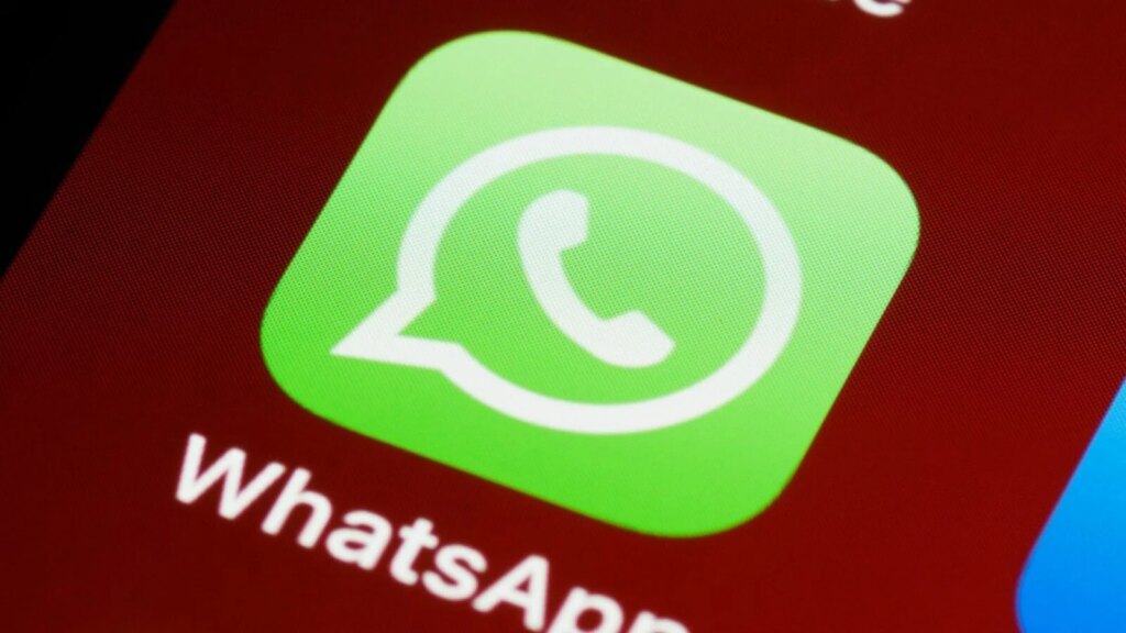 Alerte aux voyageurs : une arnaque WhatsApp cible les réservations de vacances.