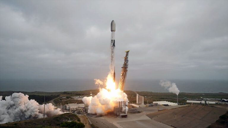 SpaceX déploie 24 satellites Starlink en orbite terrestre lors d’un lancement en Californie.
